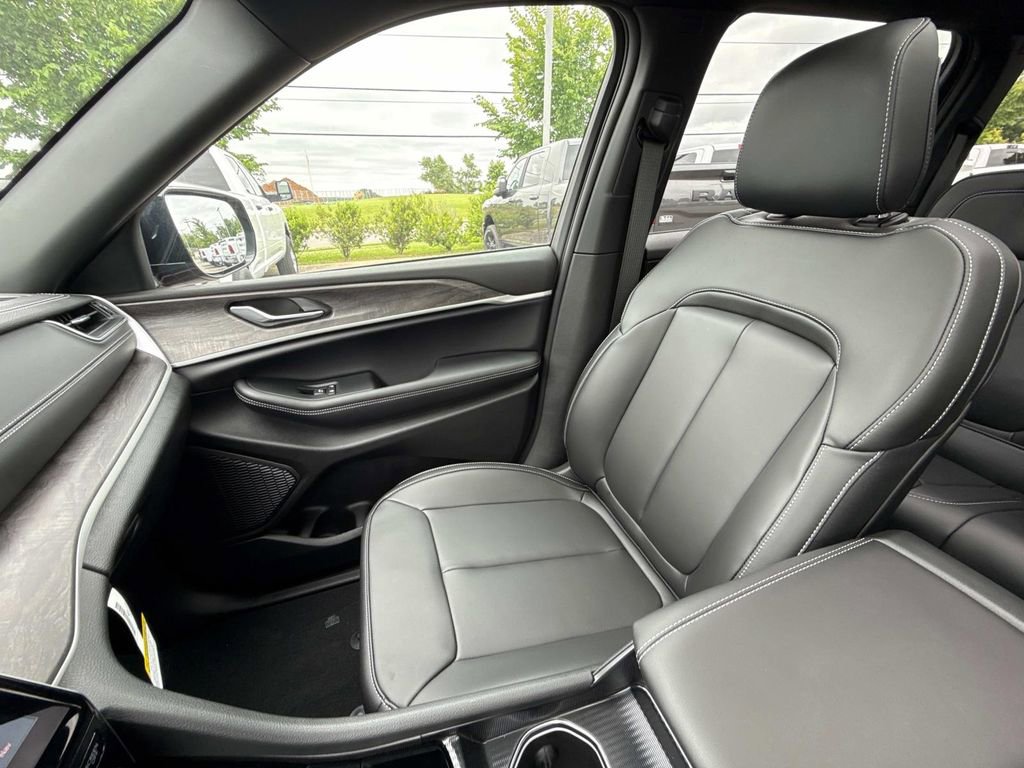 New 2025 Jeep Grand Cherokee Limited w/ Black Appearance Package AWD/4WD image 28