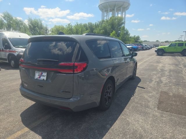 Used 2024 Chrysler Pacifica Premium FWD image 12