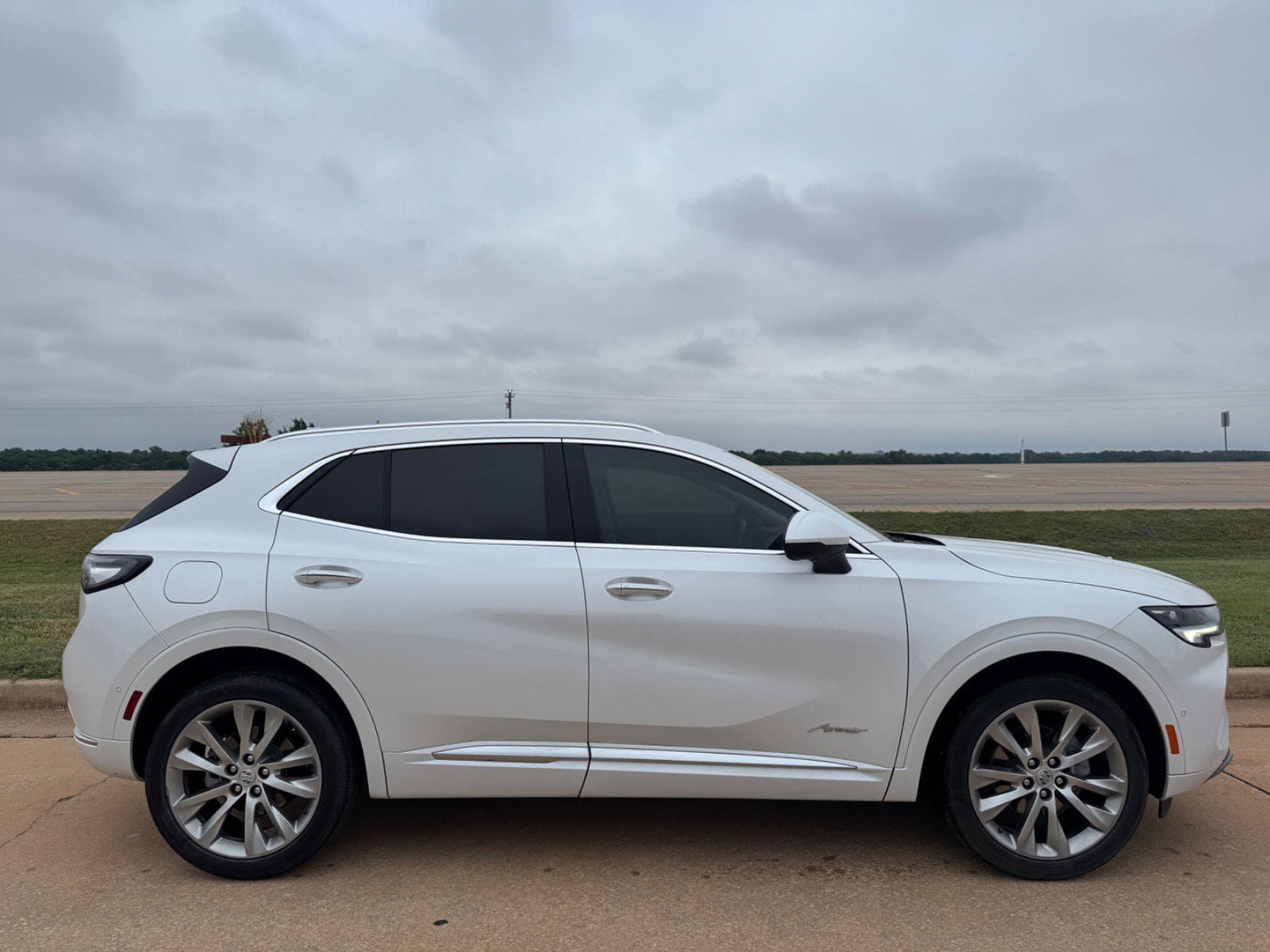 Used 2023 Buick Envision Avenir AWD/4WD image 2