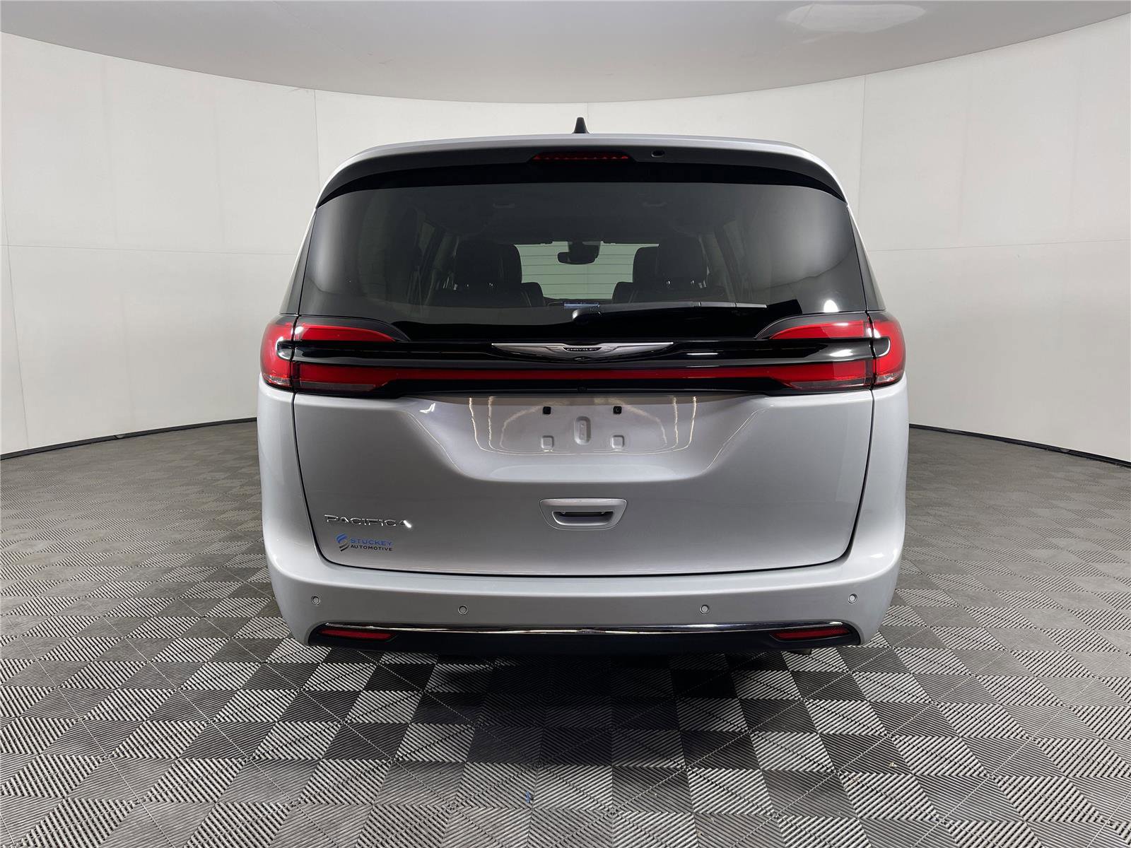 Used 2024 Chrysler Pacifica Touring-L image 3