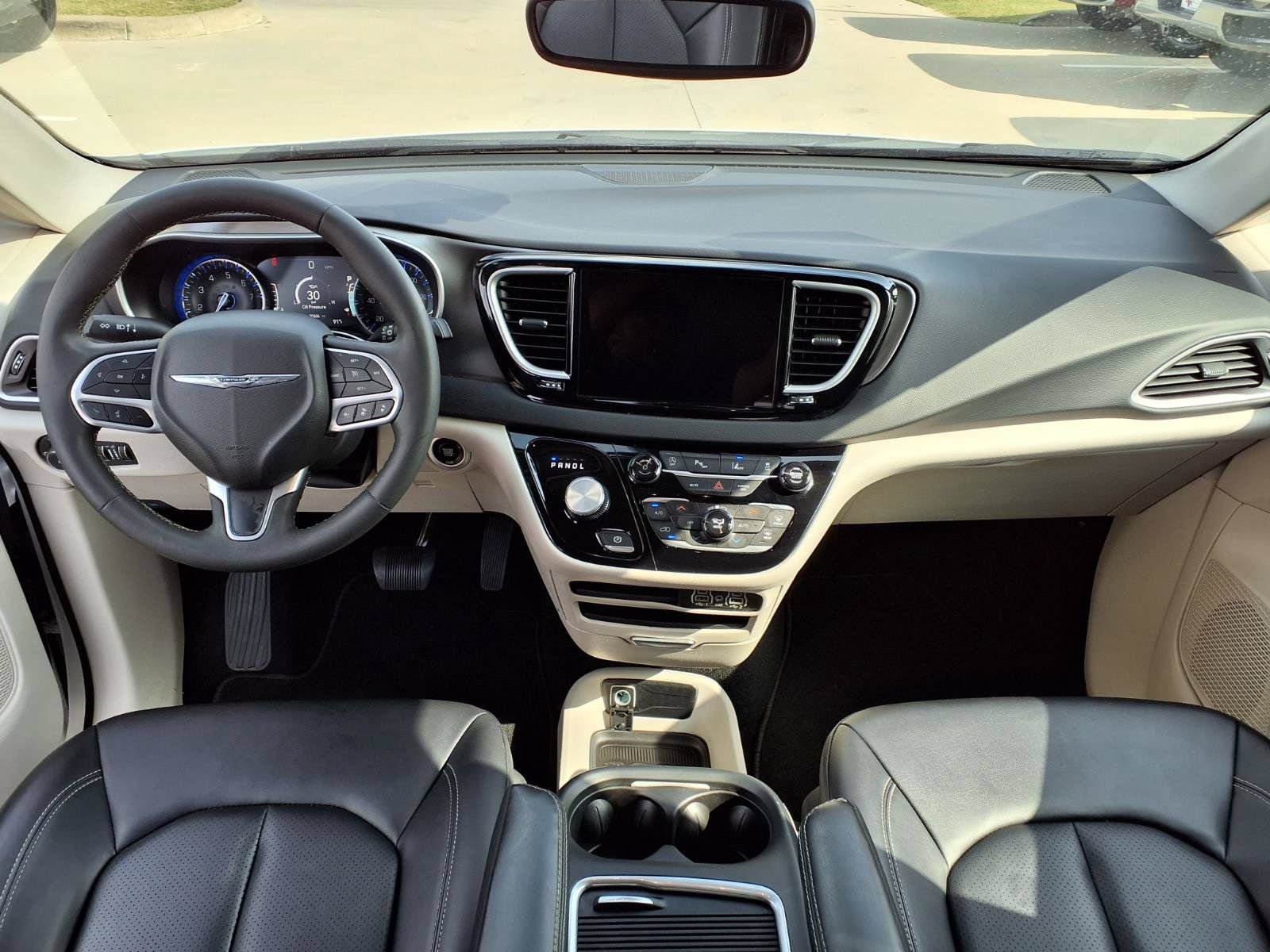 Used 2024 Chrysler Pacifica Touring-L FWD image 9