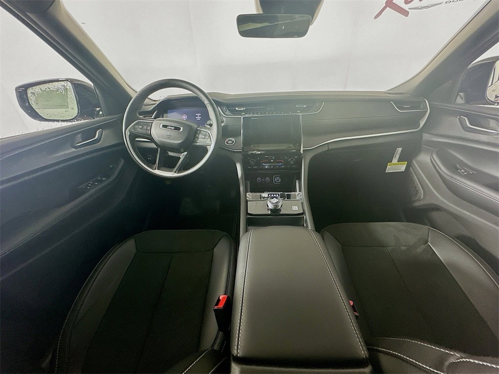 New 2025 Jeep Grand Cherokee Altitude image 9