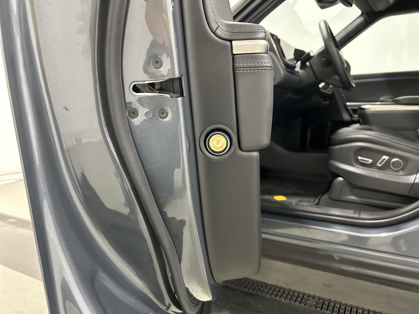 Used 2024 Rivian R1S Adventure image 32