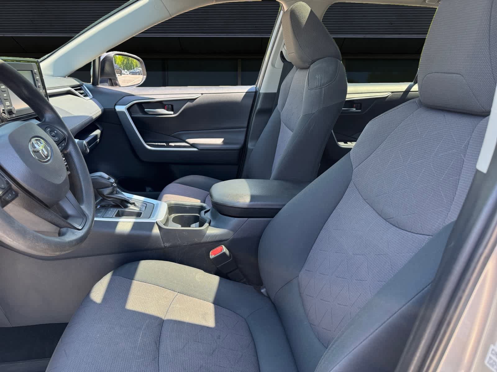 Used 2019 Toyota RAV4 XLE FWD image 2