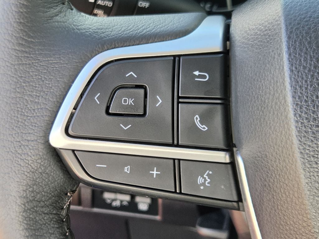 Used 2025 Toyota Sienna XLE FWD image 24