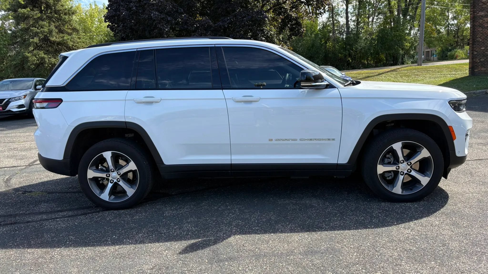 Used 2022 Jeep Grand Cherokee Limited 4xe w/ Luxury Tech Group II AWD/4WD image 11