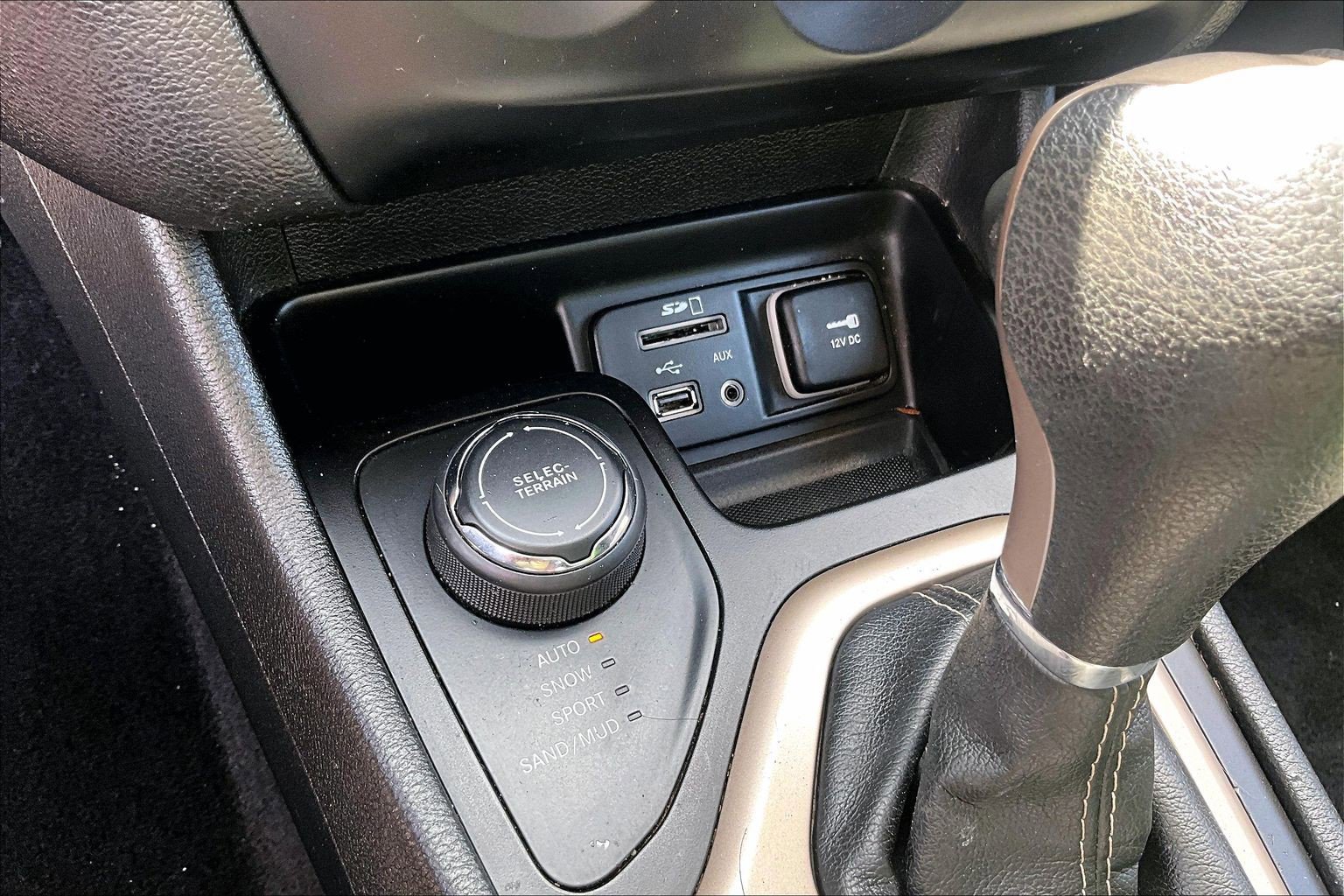 Used 2018 Jeep Cherokee Latitude w/ Altitude Package image 15