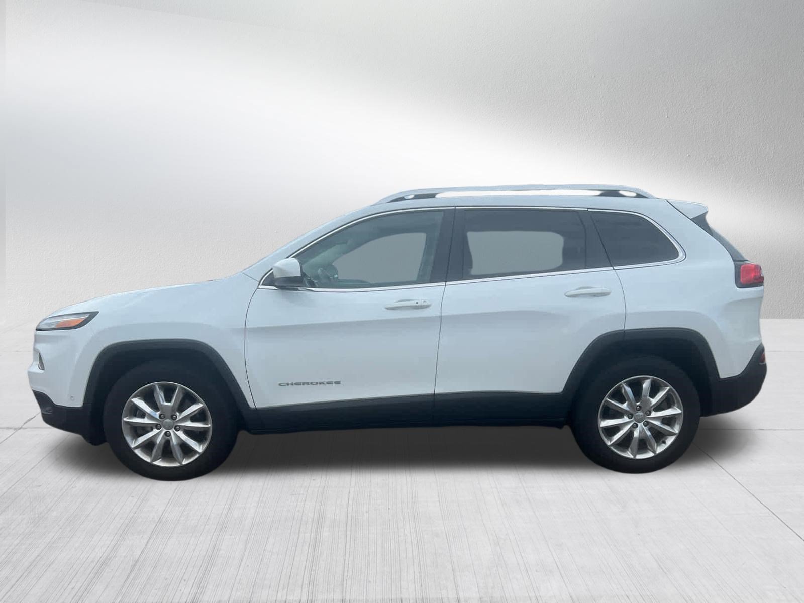 Used 2016 Jeep Cherokee Limited w/ Luxury Group AWD/4WD image 4