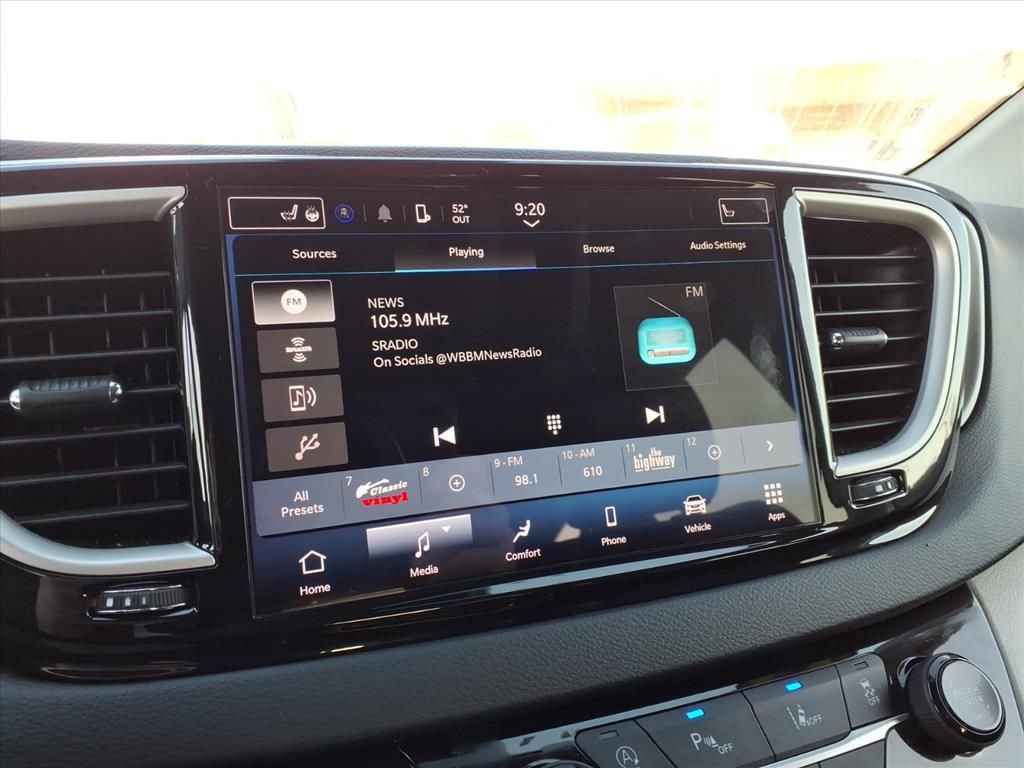 Certified 2023 Chrysler Pacifica Touring-L image 18