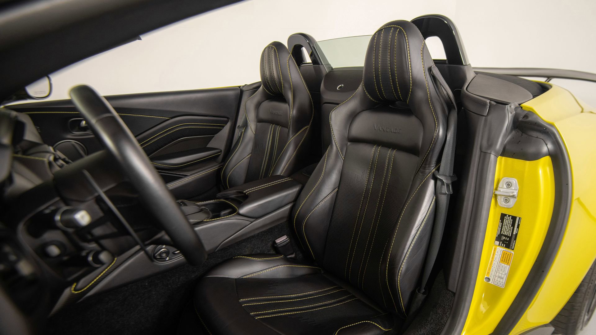 Used 2021 Aston Martin V8 Vantage Roadster image 38