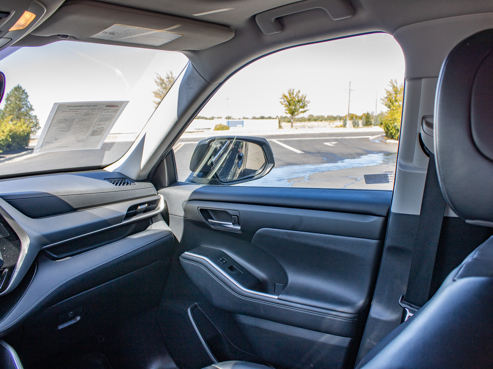 Used 2023 Toyota Highlander XLE AWD/4WD image 18