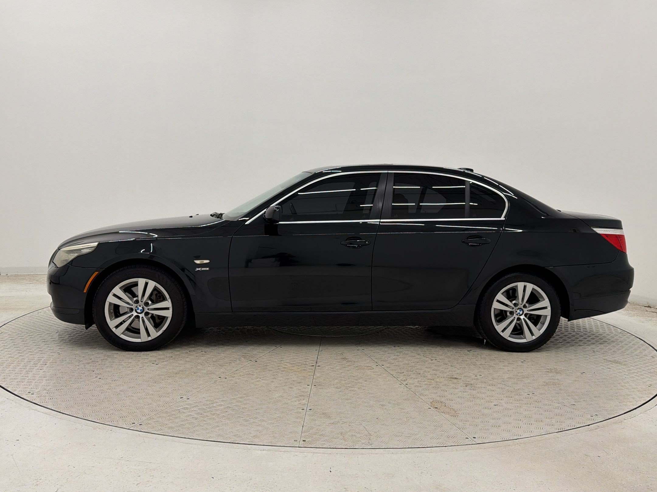 Used 2009 BMW 528i xDrive Sedan AWD/4WD image 2