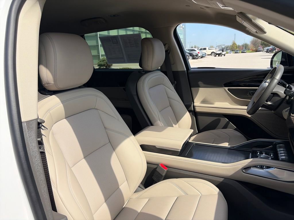 Used 2025 Lincoln Nautilus Premier AWD/4WD image 12