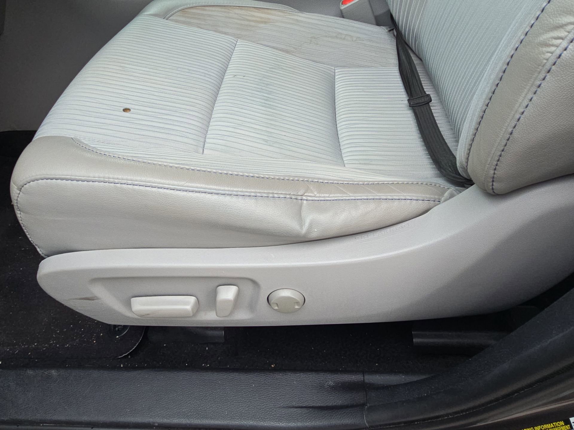 Used 2019 Toyota Highlander Plus FWD image 4