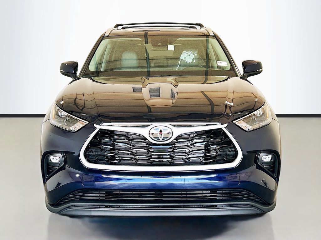 New 2026 Toyota Highlander XLE image 2