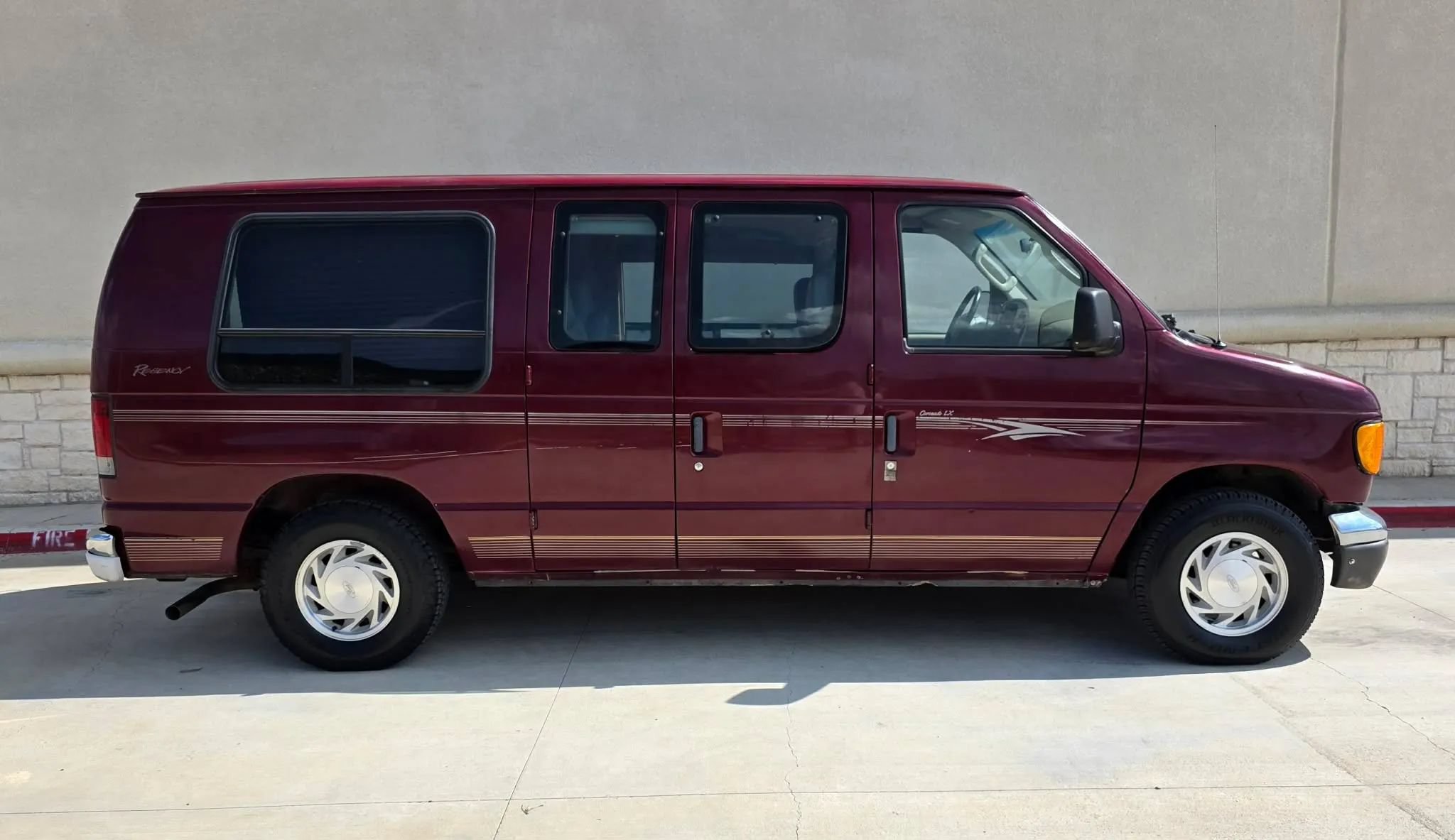 Used 2003 Ford E-150 and Econoline 150 RWD image 2