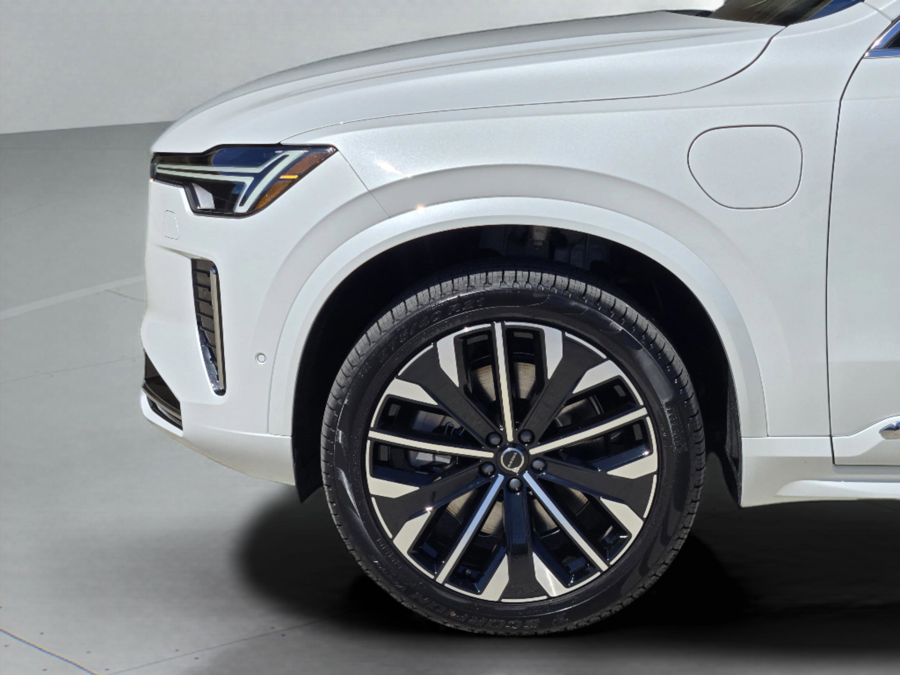 New 2026 Volvo XC90 T8 Plus w/ Protection Package Premier image 12