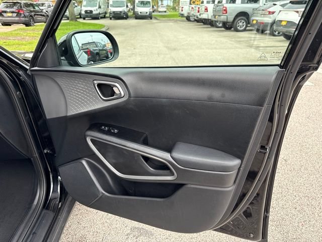 Used 2025 Kia Soul FWD image 12