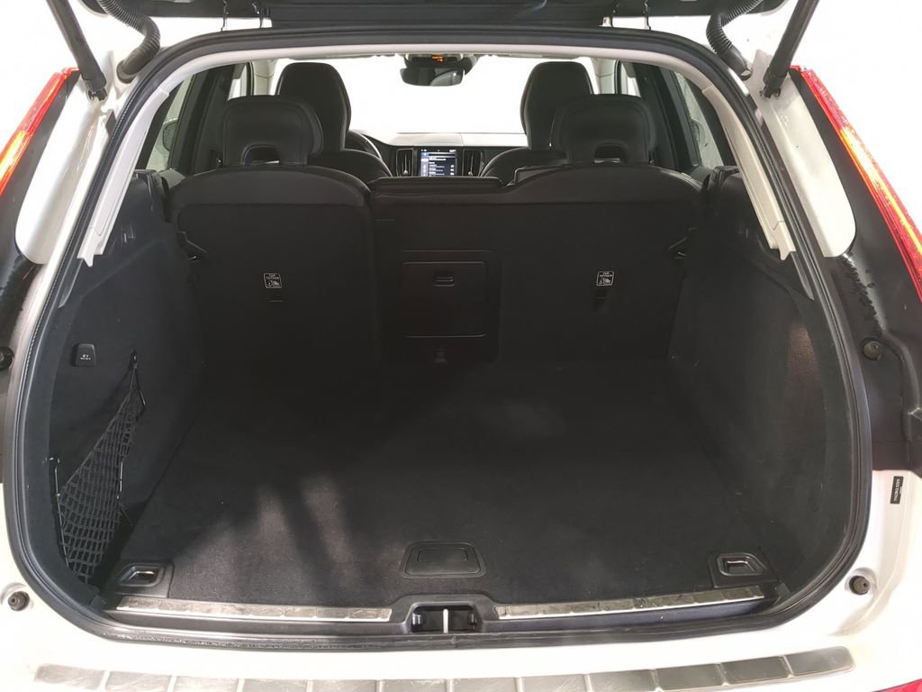 Used 2020 Volvo XC60 T6 Momentum image 40