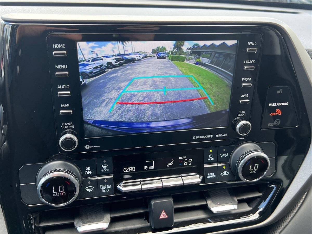 Used 2022 Toyota Highlander LE AWD/4WD image 14