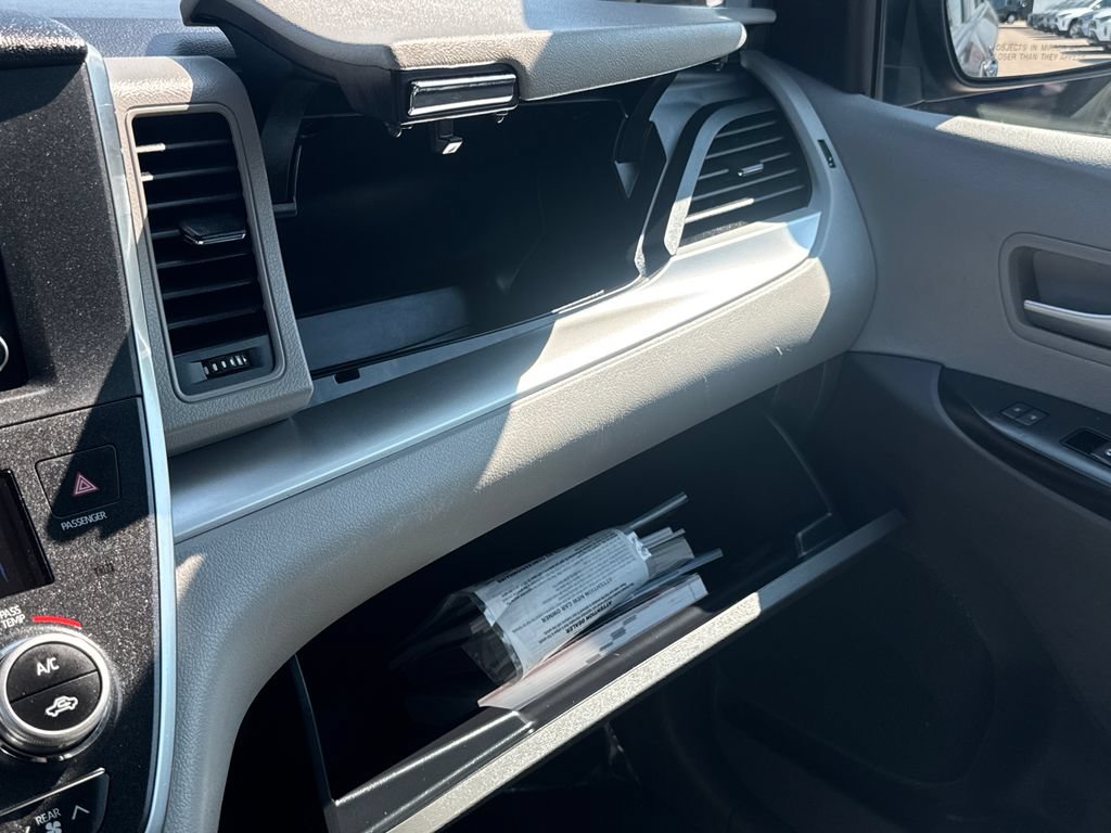 Used 2018 Toyota Sienna LE AWD/4WD image 29