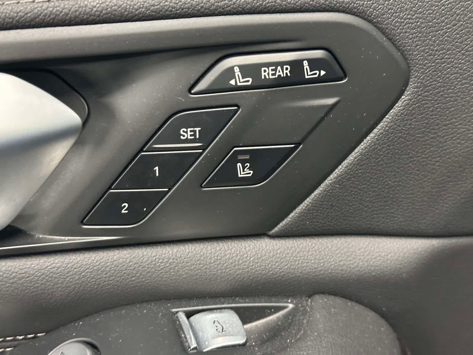 Used 2021 BMW X7 xDrive40i w/ Cold Weather Package AWD/4WD image 19