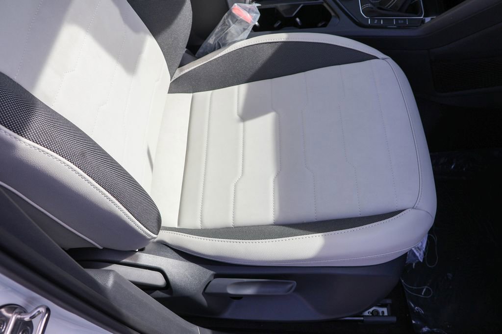 New 2025 Volkswagen Taos SE image 44