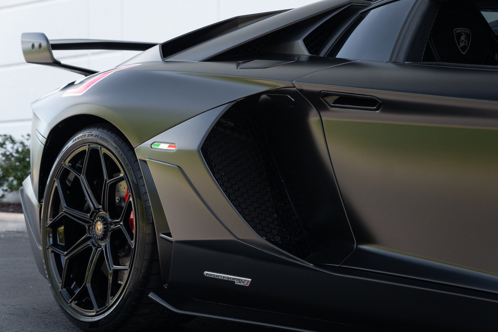Used 2020 Lamborghini Aventador SVJ AWD/4WD image 16