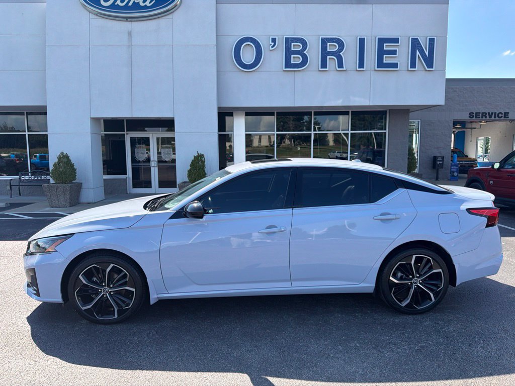 Used 2023 Nissan Altima 2.5 SR w/ SR Premium Package AWD/4WD image 2