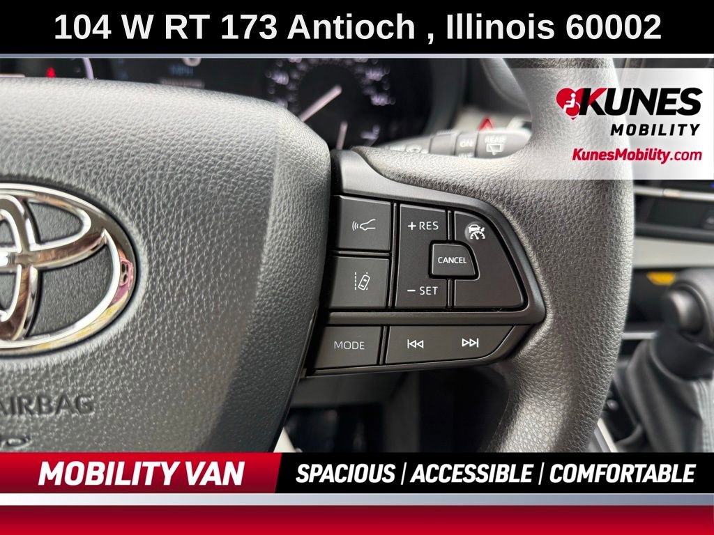 Used 2025 Toyota Sienna LE image 32