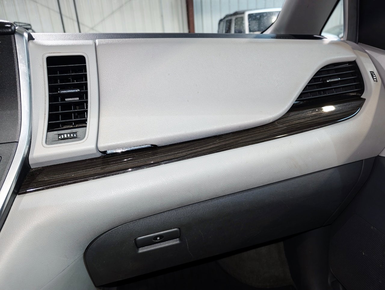 Used 2017 Toyota Sienna XLE Premium image 40