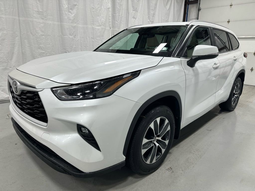 Used 2025 Toyota Highlander XLE image 2