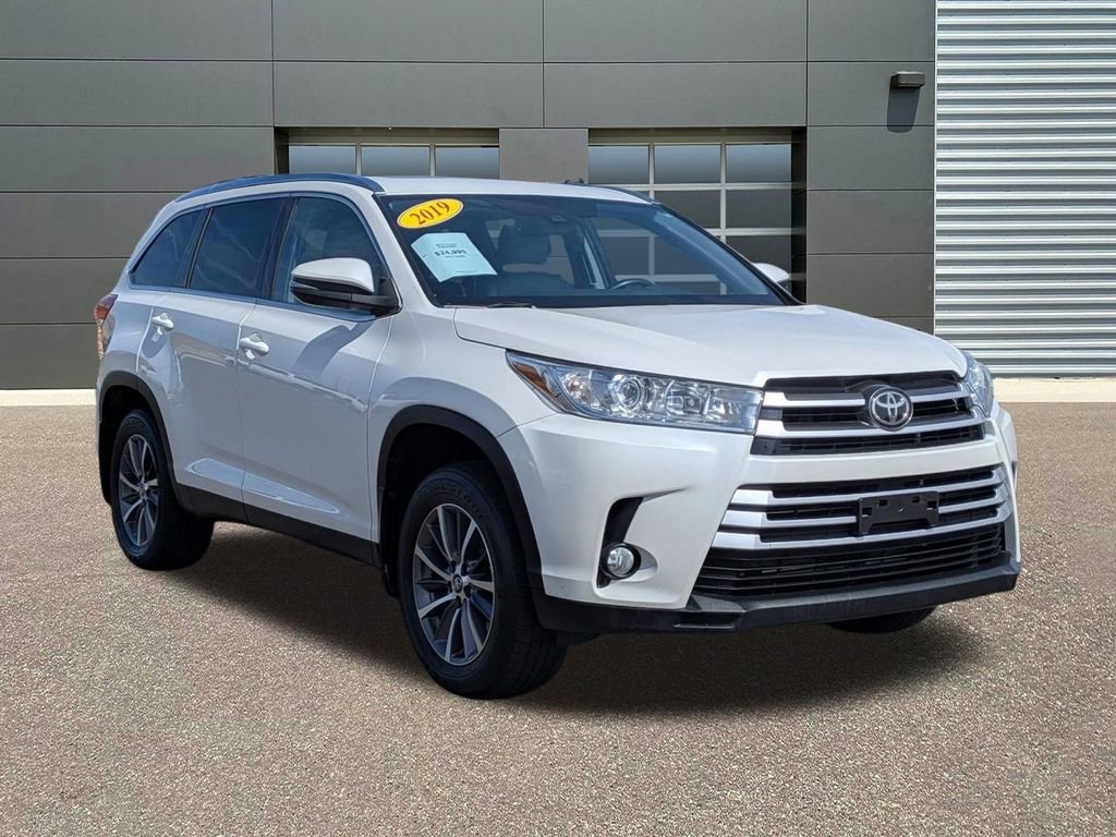 Used 2019 Toyota Highlander XLE AWD/4WD image 3