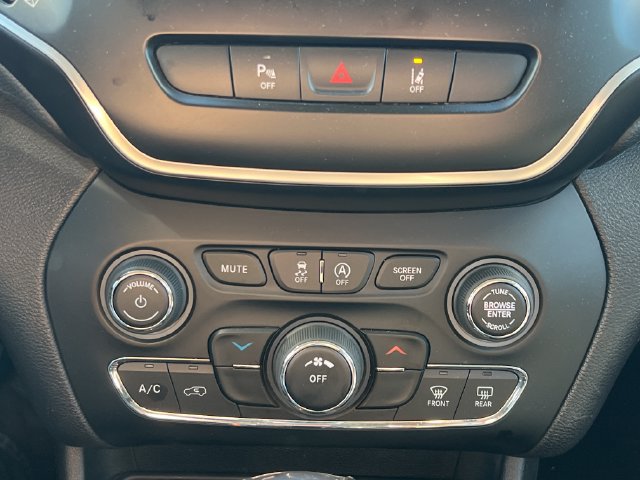 Used 2021 Jeep Cherokee Latitude Plus AWD/4WD image 32