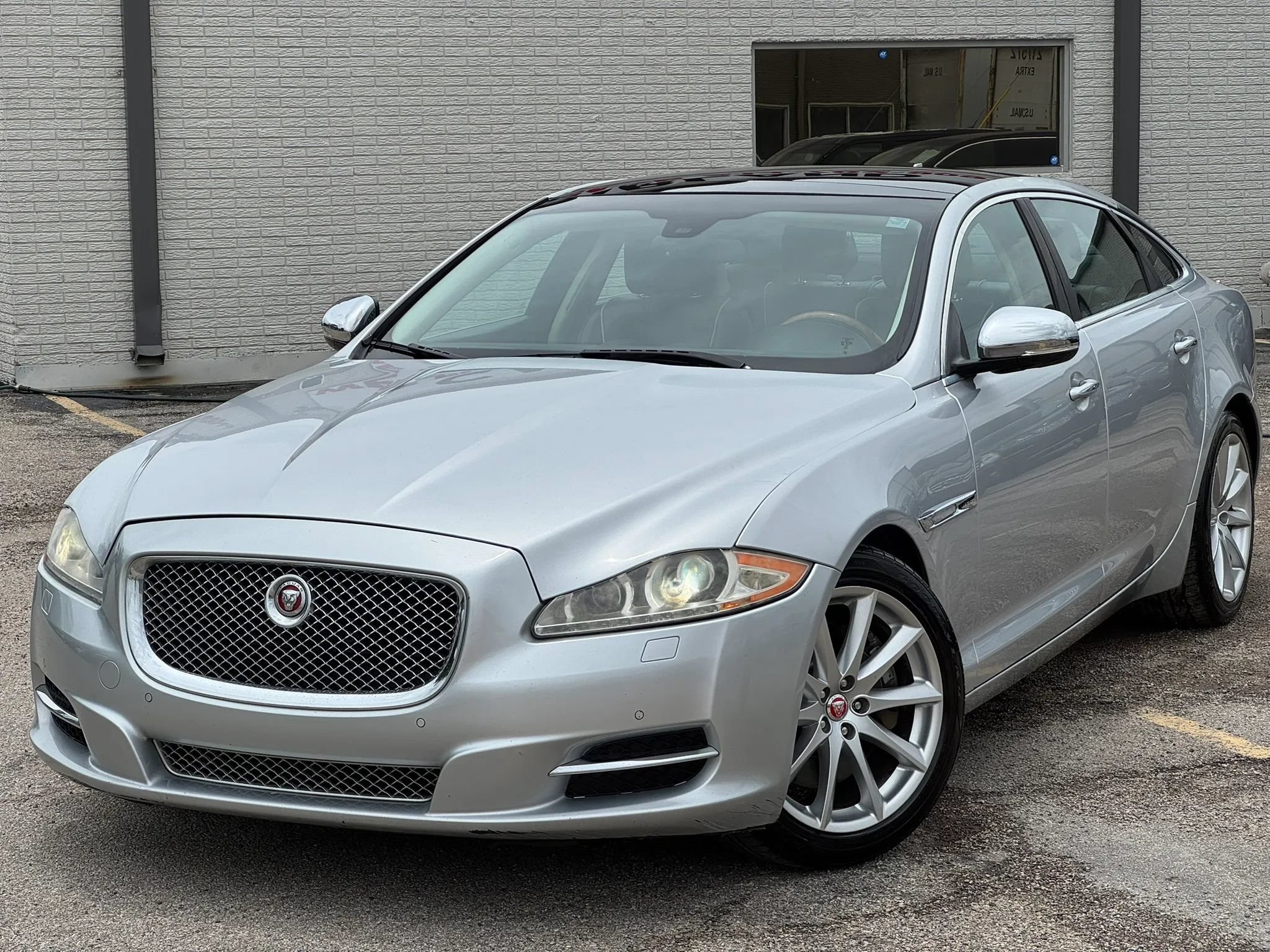 Used 2014 Jaguar XJ L Portfolio RWD image 2