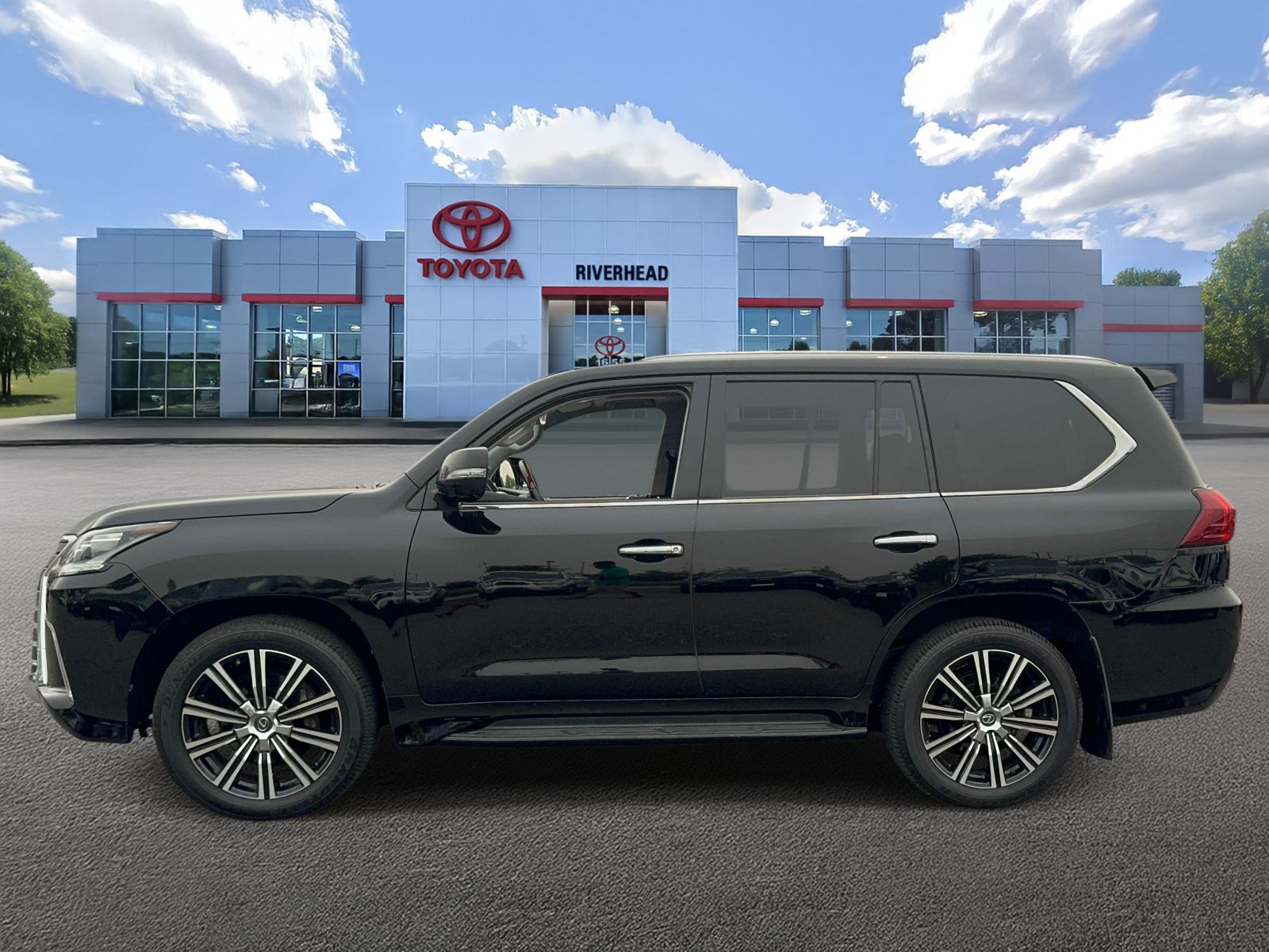Used 2019 Lexus LX 570 4WD w/ Luxury Package image 3