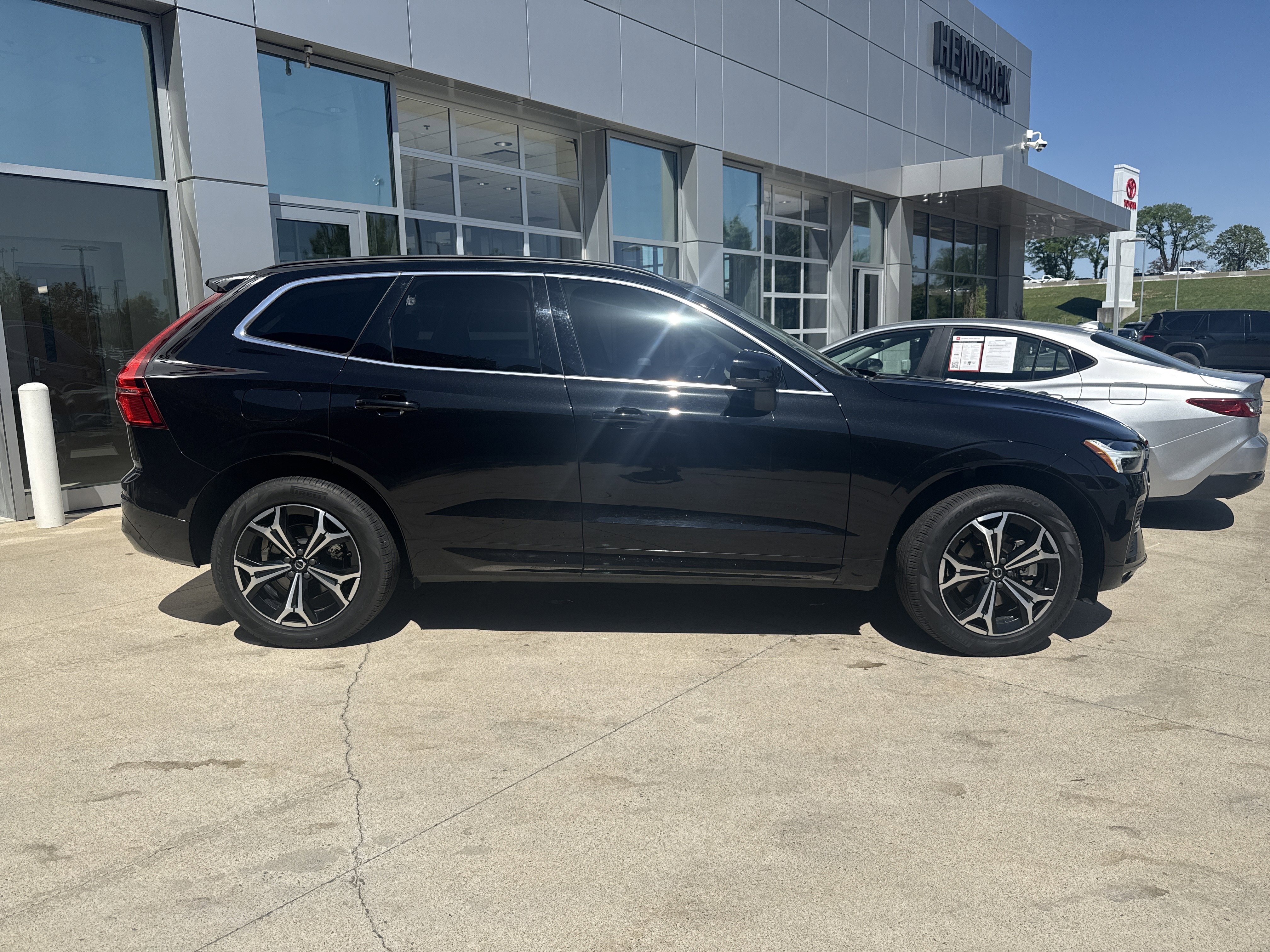 Used 2022 Volvo XC60 B5 Momentum w/ Climate Package image 16