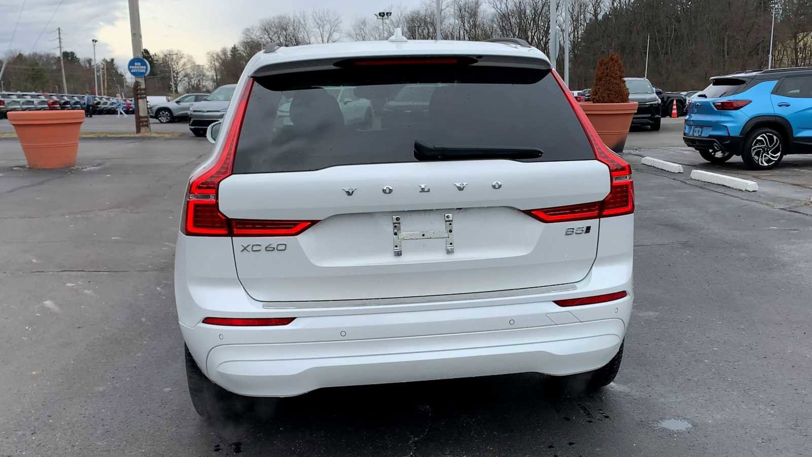 Used 2023 Volvo XC60 B5 Core image 7