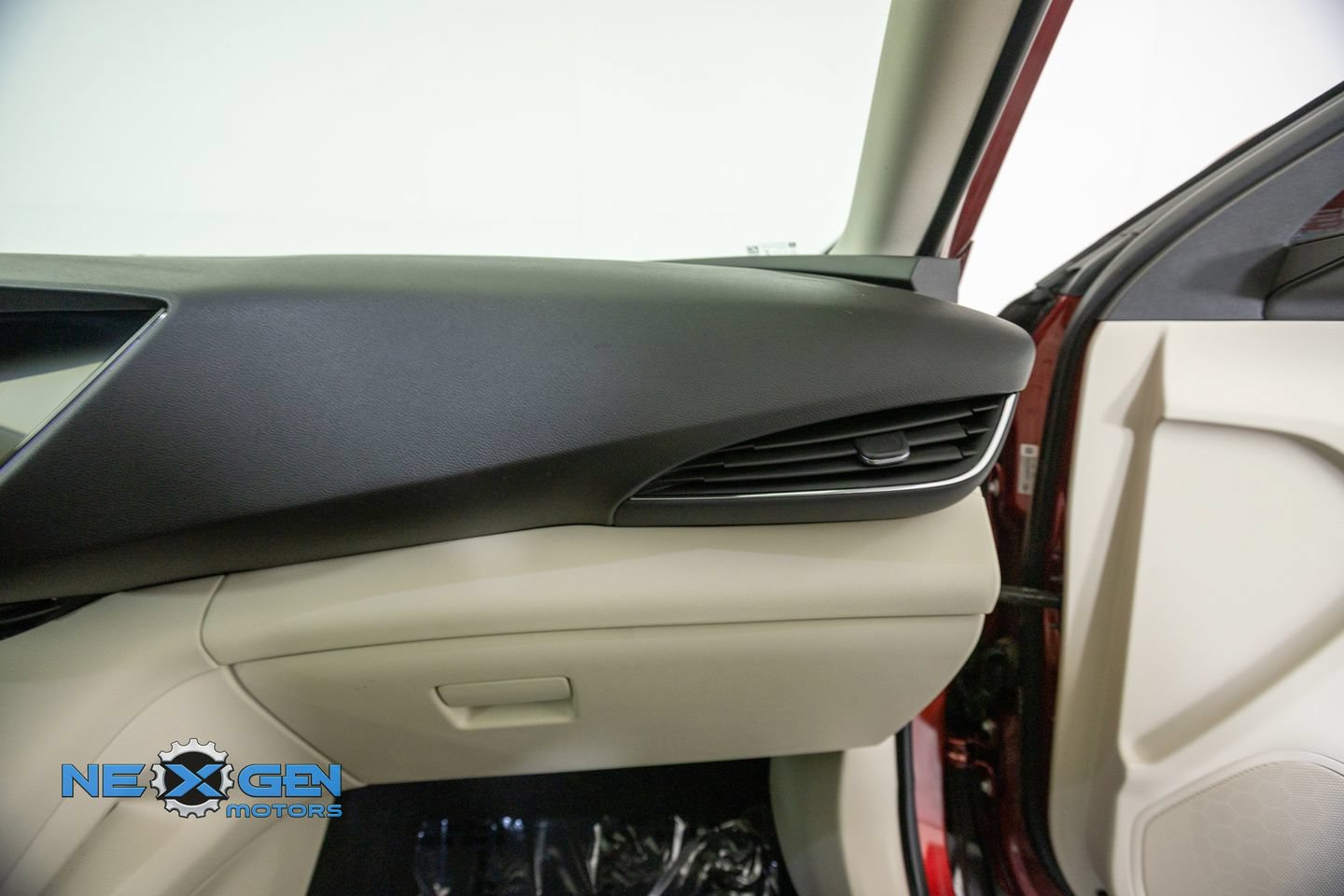 Used 2022 Buick Envision Avenir w/ Technology Package II FWD image 45