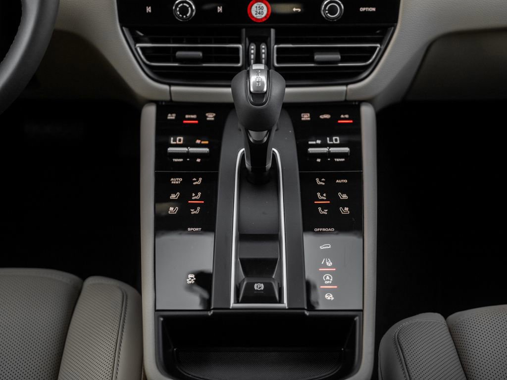 Certified 2025 Porsche Macan image 34