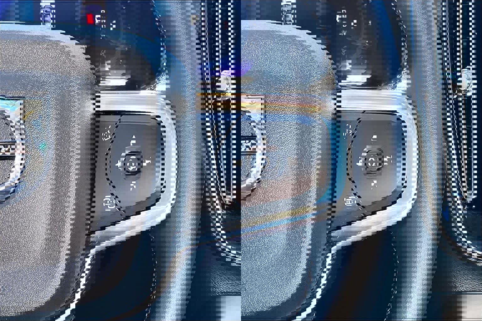 Certified 2023 Volvo XC40 B5 Plus w/ Driver Assist Package AWD/4WD image 24