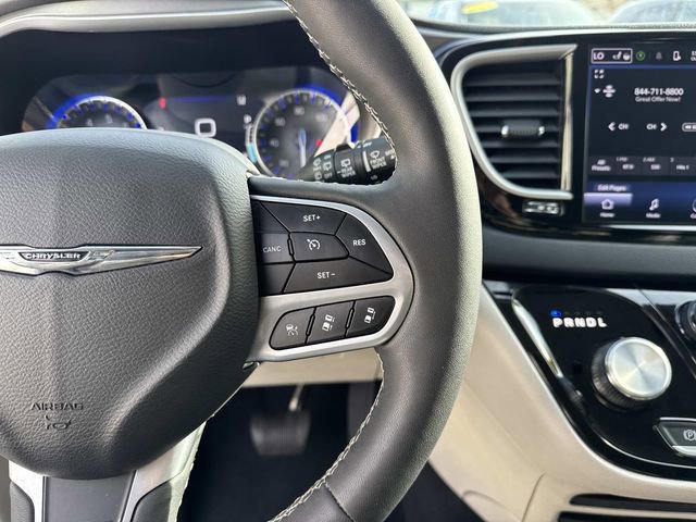Used 2024 Chrysler Pacifica Touring-L image 23