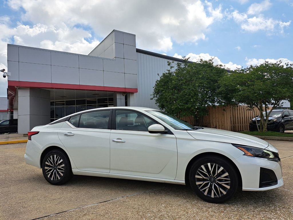 Used 2023 Nissan Altima 2.5 SV AWD/4WD image 3