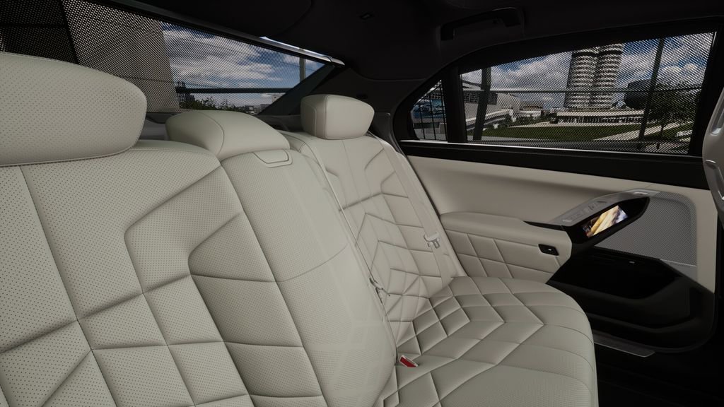 New 2026 BMW 750e xDrive image 12