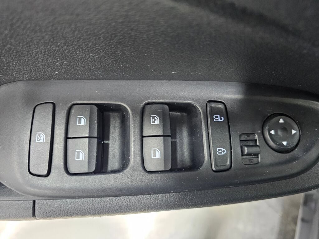 Used 2025 Hyundai Venue SEL FWD image 26