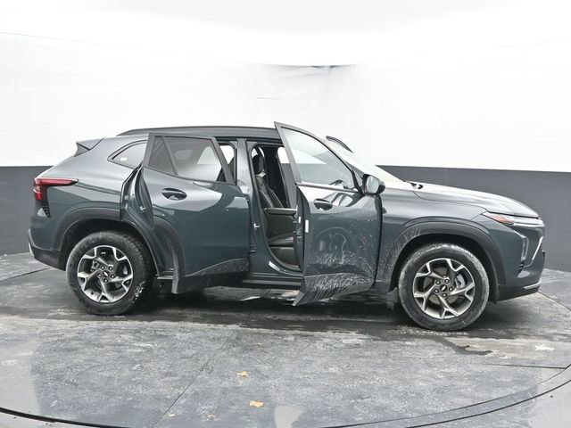 Used 2025 Chevrolet Trax LT image 57