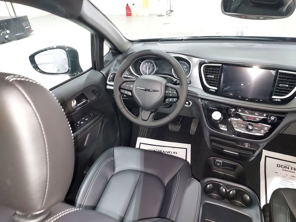 New 2026 Chrysler Pacifica Select w/ S Appearance Package image 15