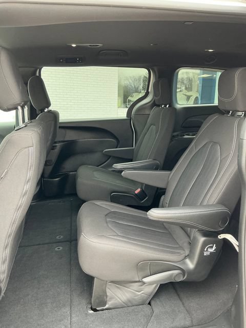 Used 2023 Chrysler Pacifica Touring FWD image 12