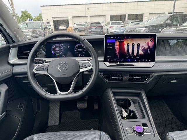 Used 2025 Volkswagen Tiguan SE AWD/4WD image 14
