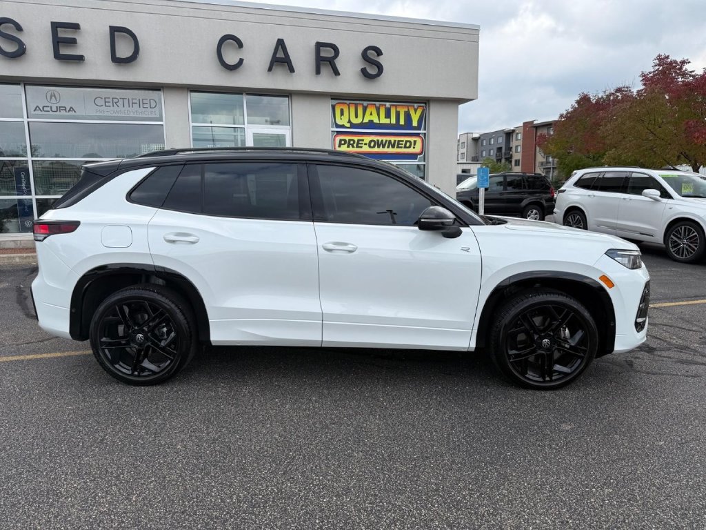 Used 2025 Volkswagen Tiguan SE R-Line AWD/4WD image 2
